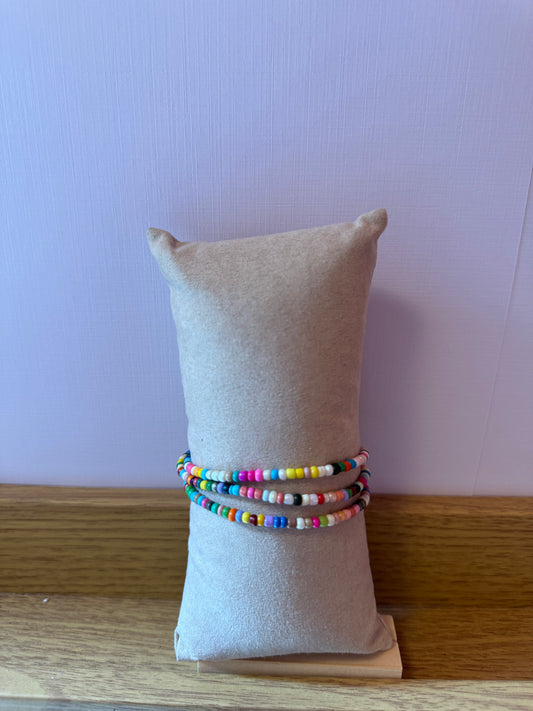 Armbandje met gekleurde kralen